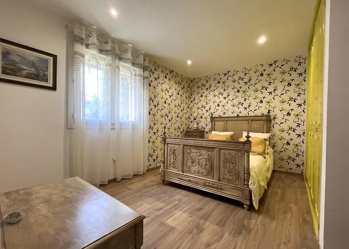 Апартаменты Avec Piscine Dans *