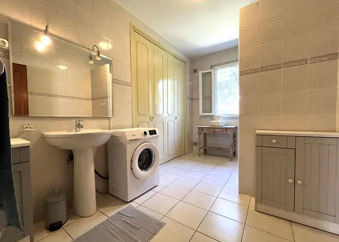 Avec Piscine Dans Апартаменты Фуриани